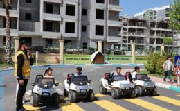 Haliliye’de Minikler akülü araçlara binerek trafik sürücü eğitim deneyimi alıyor