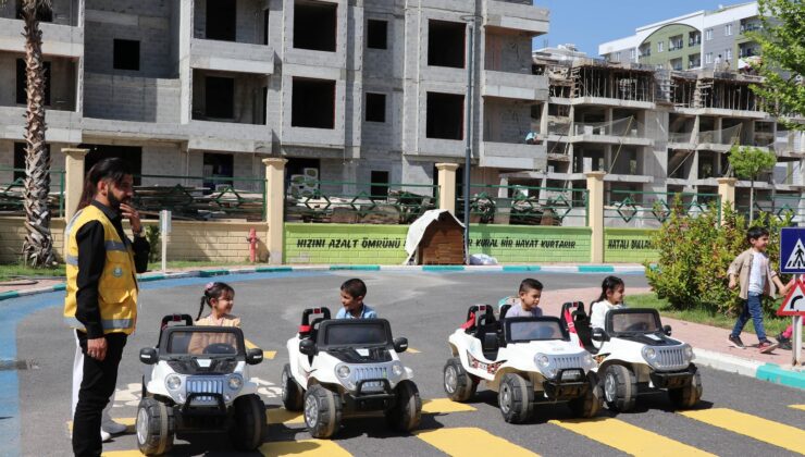 Haliliye’de Minikler akülü araçlara binerek trafik sürücü eğitim deneyimi alıyor