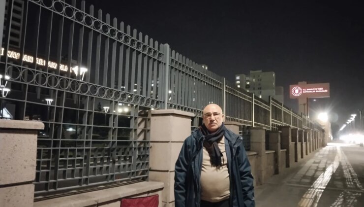 CHP Milletvekili Mahmut Tanal, elektrik kesintilerine tepki için oturma eylemi başlattı