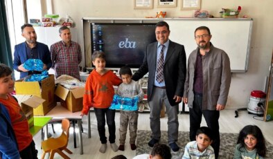 Karaköprü Güzelşehir Şehit Mahmut Tekke Ortaokulu, Kızlar İlkokulu ve Ortaokulu’na kırtasiye desteği sağladı