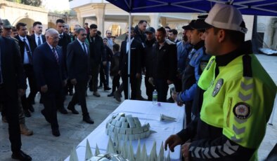Milli Savunma Bakanı Yaşar Güler Şanlıurfa’da bayram namazı kıldı ve vatandaşlarla bayramlaştı