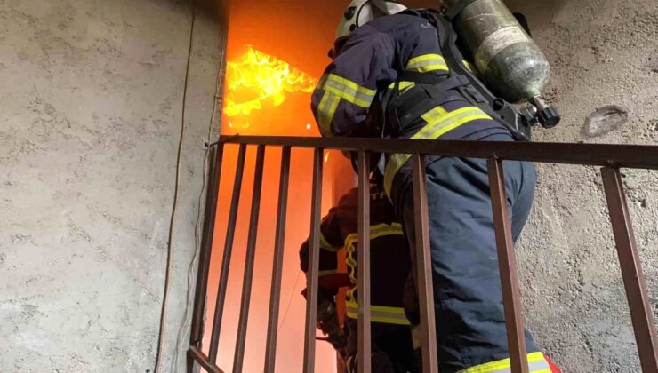 Şanlıurfa’da bir apartmanın en üst katında çıkan yangın söndürüldü