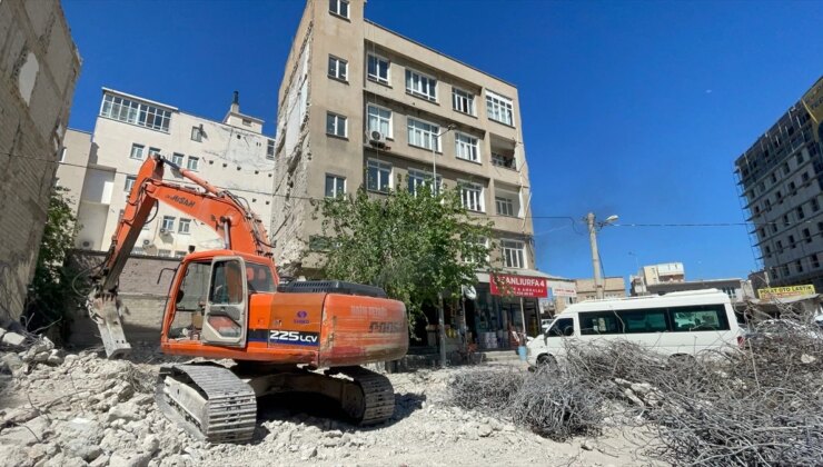 Şanlıurfa’da depremden etkilenen binaların yıkımı devam ediyor