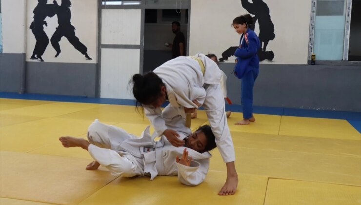 Şanlıurfalı 3 kız kardeş, judoda başarıyı birlikte yakalıyor