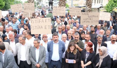 Birecik Belediyesi önünden istifa et çağrısı: 22 bin kişinin iradesi çalınmıştır