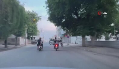 Motosiklet üzerinde motosikletle tehlikeli yolculuk kamerada