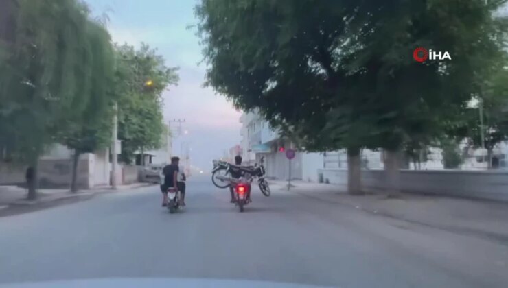 Motosiklet üzerinde motosikletle tehlikeli yolculuk kamerada