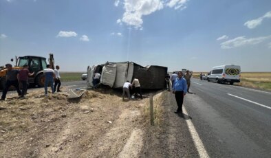 Şanlıurfa’da devrilen kamyondaki 2 kişi yaralandı