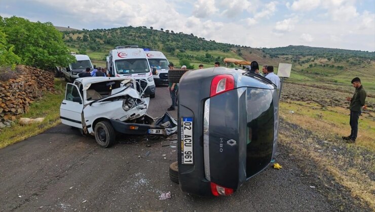 Şanlıurfa Siverek’te İki Otomobil Çarpıştı: Yaralılar Var