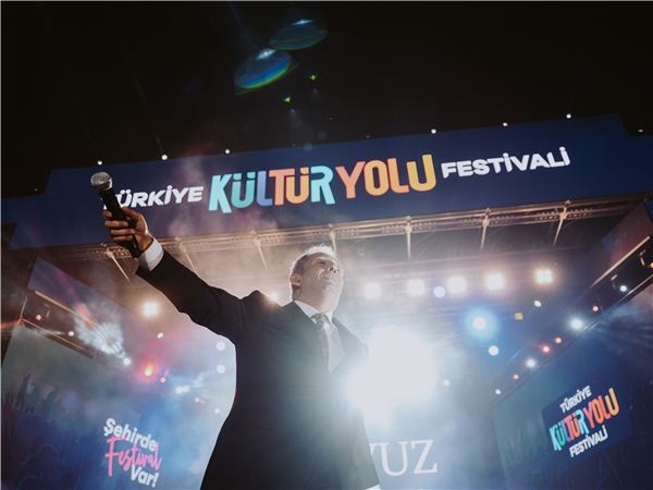 Yavuz Bingöl Şanlıurfa Kültür Yolu Festivali'nde muhteşem bir konser verdi