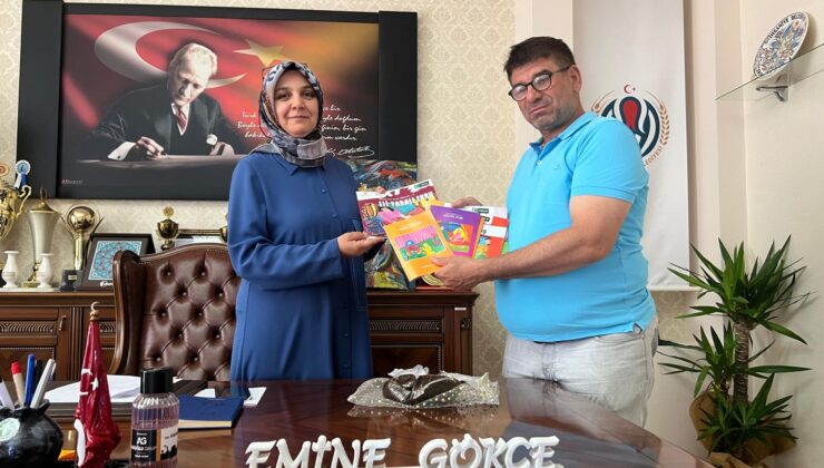 Ressam Çelik’ten Başkan Emine Gökçe’ye Şanlıurfa İsotu Hediye