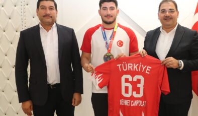 Başkan Canpolat dünya şampiyonu genç sporcuyu tebrik etti