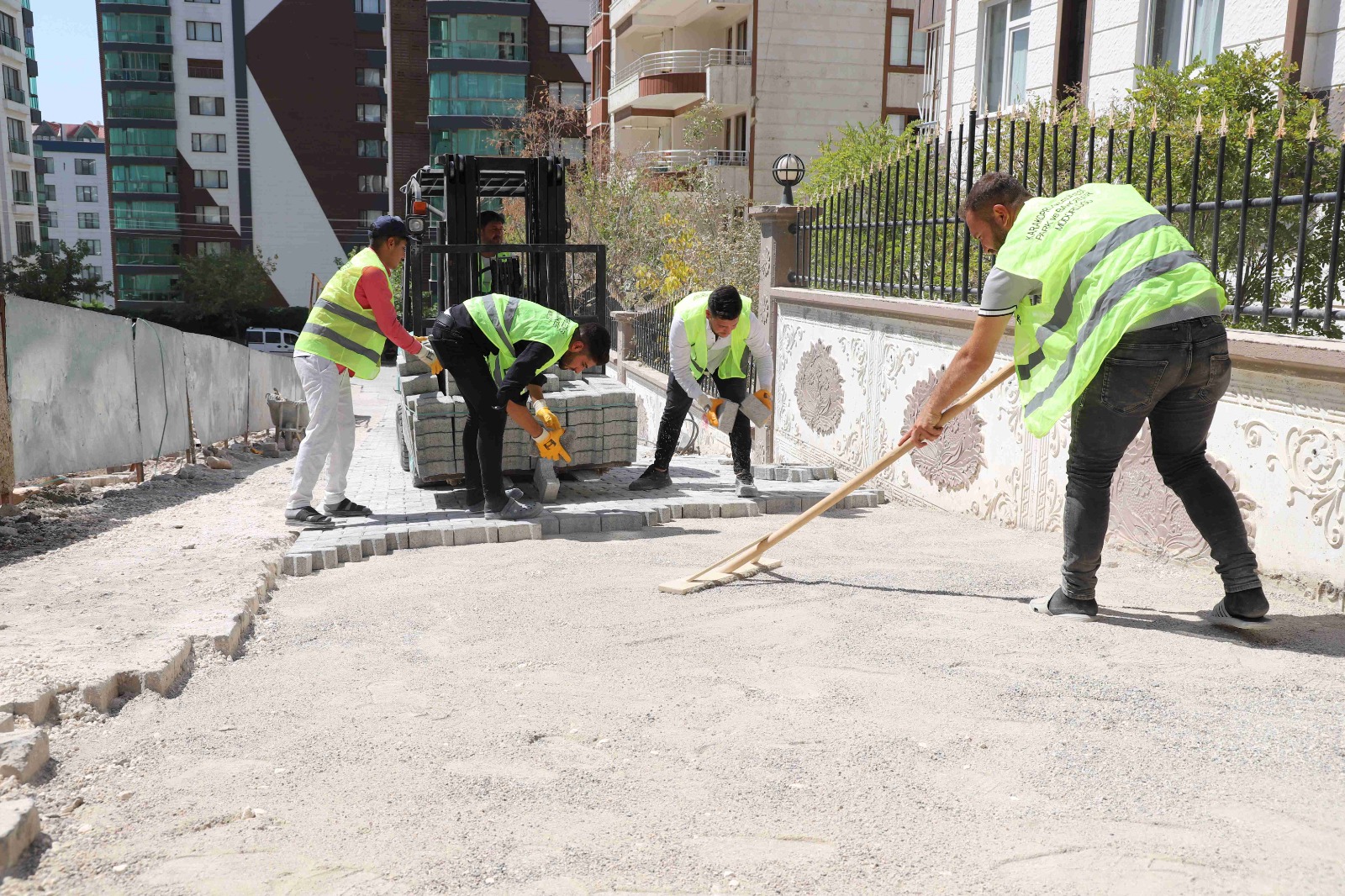 KARAKÖPRÜ’DE ALTYAPI SONRASI YOLLAR YENİLENİYOR